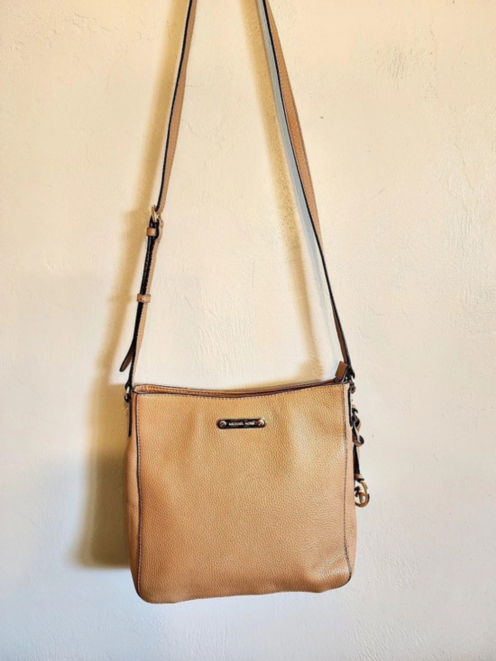 Michael Kors Jet Set Pebbled Leather Crossbody Bagin Beige